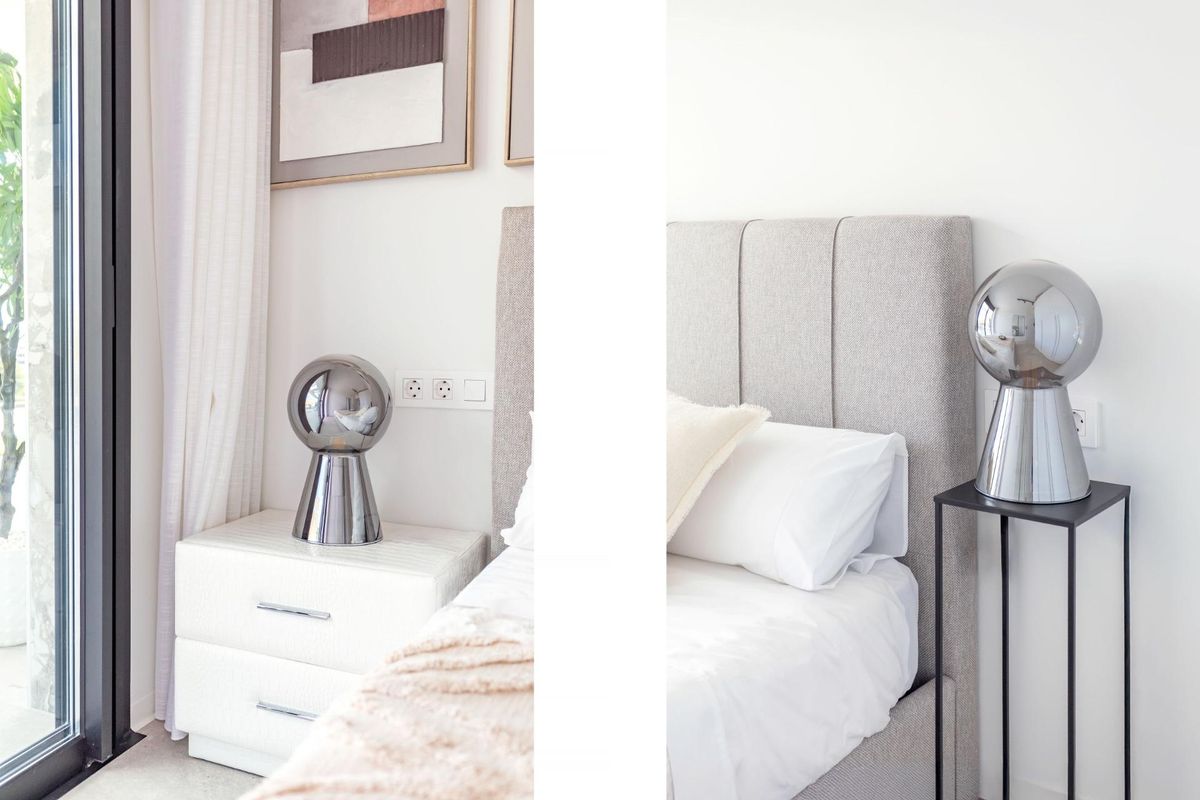 Close-up van stijlvolle slaapkamerdecoratie in een moderne slaapkamer van een 2-slaapkamerappartement in Finestrat, Costa Blanca Noord.