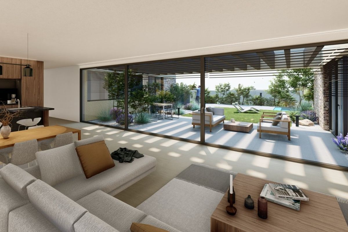 Heldere woonkamer in de villa met 4 slaapkamers, met grote ramen en uitzicht op de tuin en het zwembad.