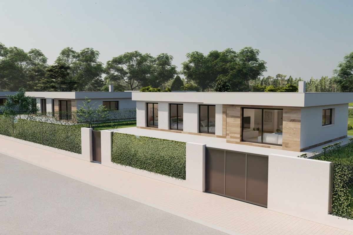 Uitzicht op de 3-slaapkamer villa vanaf de straat in Calasparra, met modern ontwerp en weelderige omgeving.