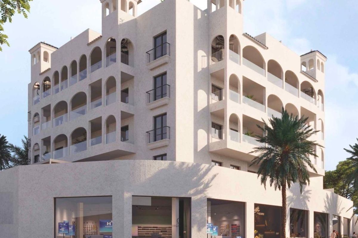 Voorkant van het stijlvolle appartementengebouw met balkons, gelegen in Bigastro, Costa Blanca.