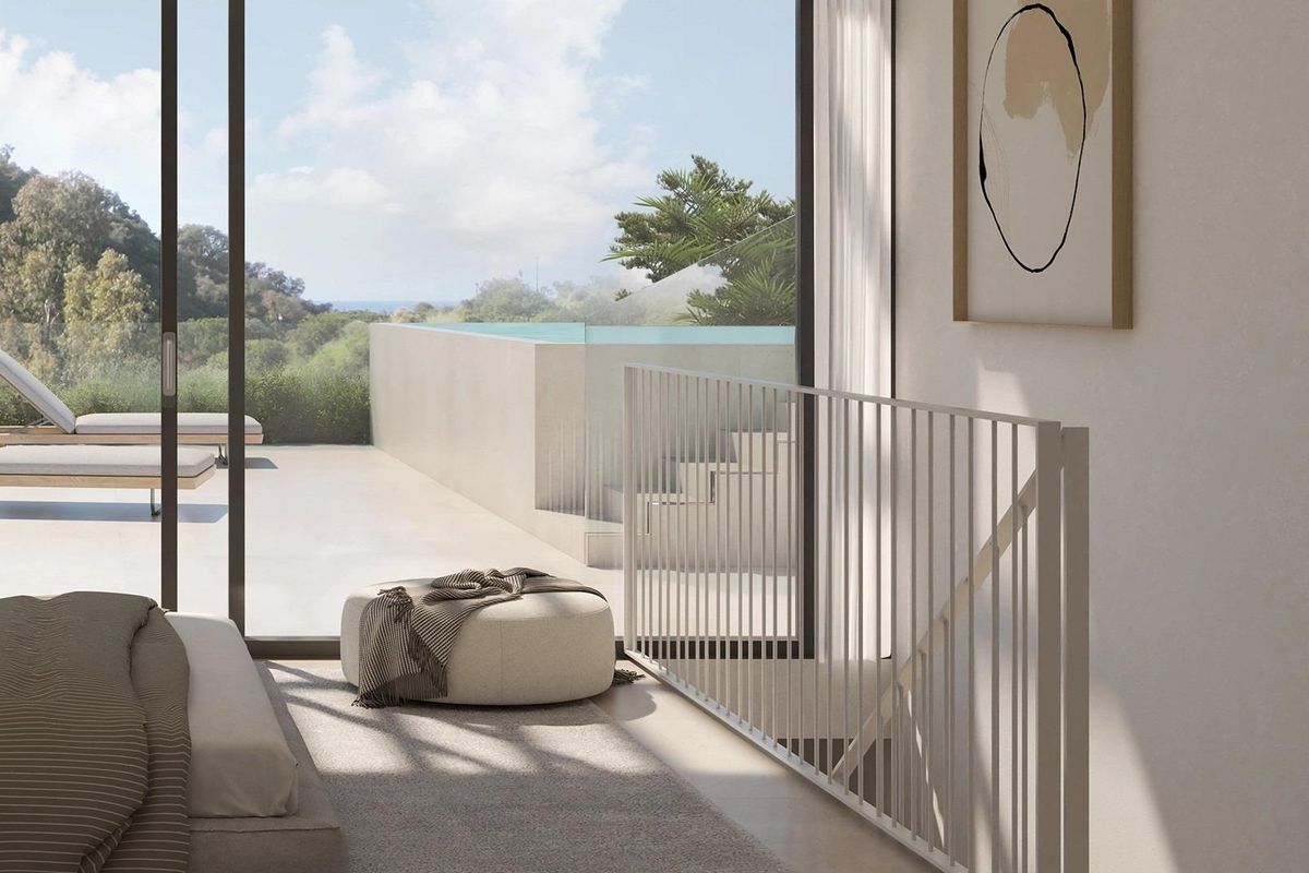 Heldere ruimte met uitzicht op het zwembad vanuit de slaapkamer, met rustige groen in Marbella, Costa del Sol.