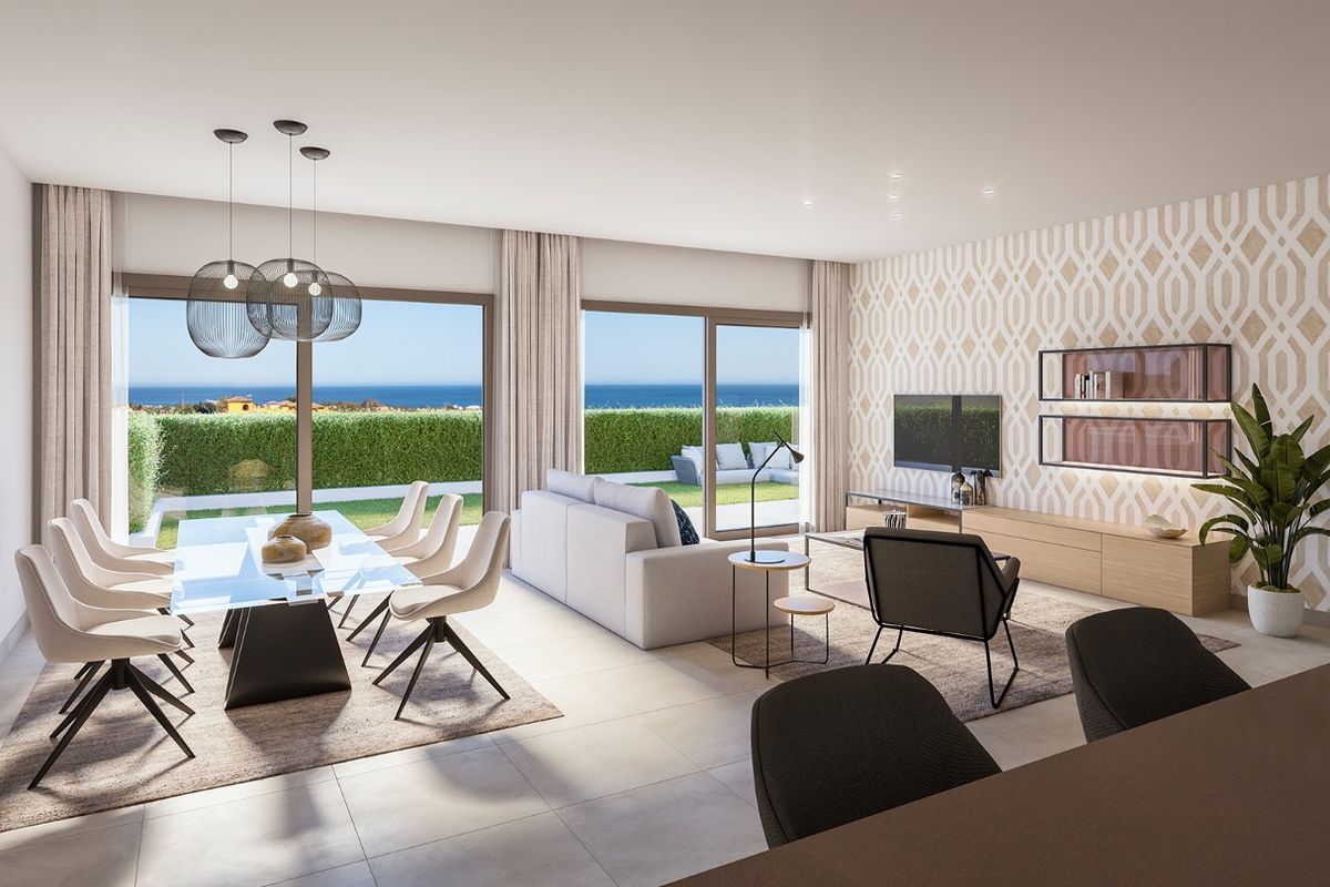 Chique woonkamer met moderne decoraties en uitzicht op de oceaan, gelegen in een duplex in Estepona.