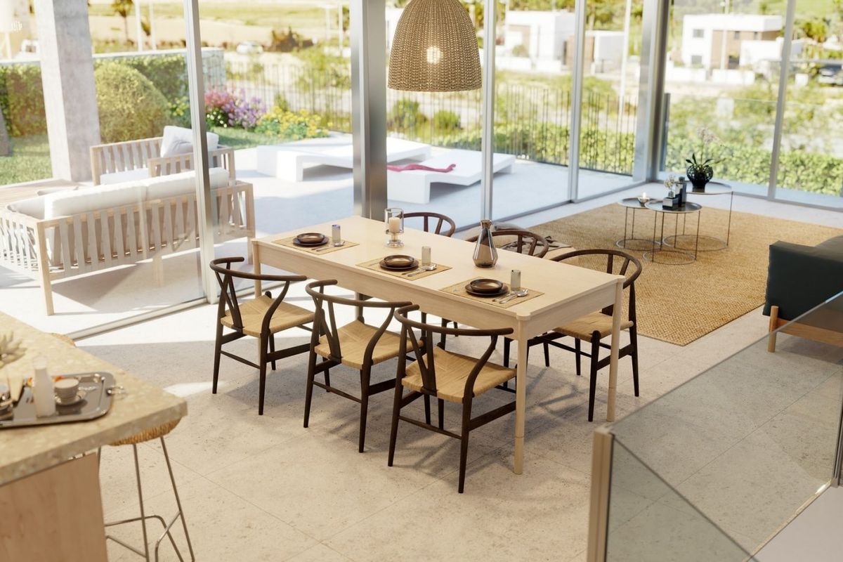 Moderne eetruimte met tafel en stoelen, leidend naar een terras in een villa in Algorfa.