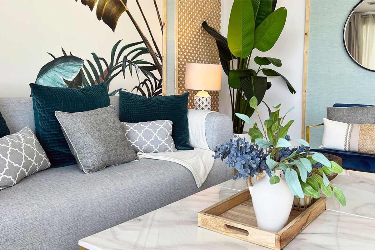 Uitnodigende woonkamer in een penthouse in Benalmádena, versierd met kussens en planten, ideaal voor ontspanning.