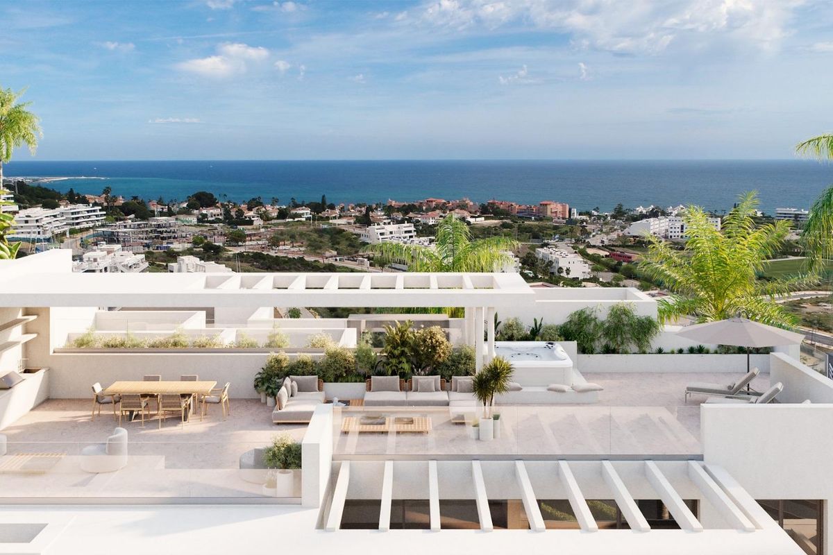 Uitgebreid terras met eet- en loungemogelijkheden, met uitzicht op de zee vanuit een penthouse in Estepona, Costa del Sol.