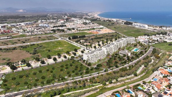Luchtfoto van een wooncomplex in Denia, met groene gebieden en nabijheid van de kust.