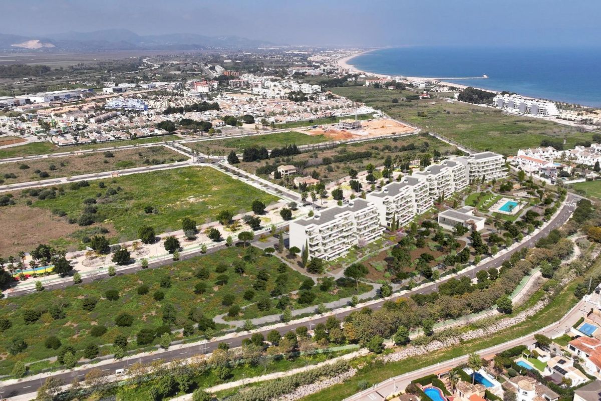 Luchtfoto van modern appartementencomplex en omgeving nabij de kust in Denia, Costa Blanca North.