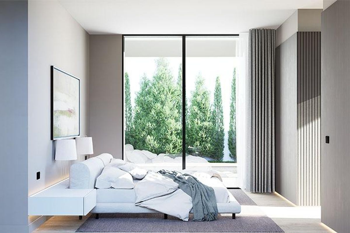 Heldere slaapkamer met moderne decor en een rustig uitzicht op aangelegde tuinen in villa in Torrevieja.