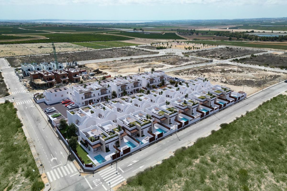 Luchtfoto van een wooncomplex met meerdere 2-slaapkamer townhouses in Orihuela, Costa Blanca.