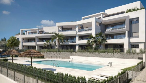 Buitenzicht op een modern gebouw met een zwembad en palmbomen in Estepona, Costa del Sol.