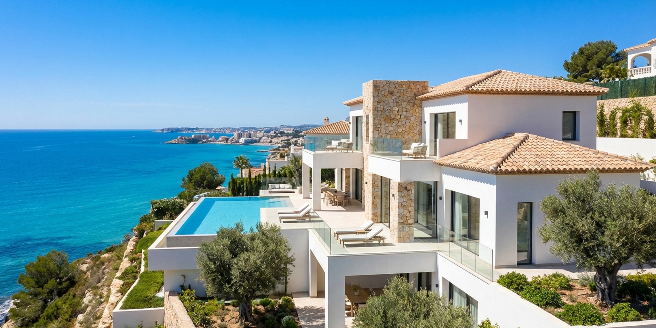 Panoramisch uitzicht op een moderne luxe villa met uitzicht op de Middellandse Zee aan de Costa Blanca