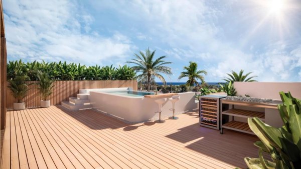 Prachtig terras met een zwembad en uitzicht op de oceaan in een 3-slaapkamer penthouse in San Pedro De Alcantara.