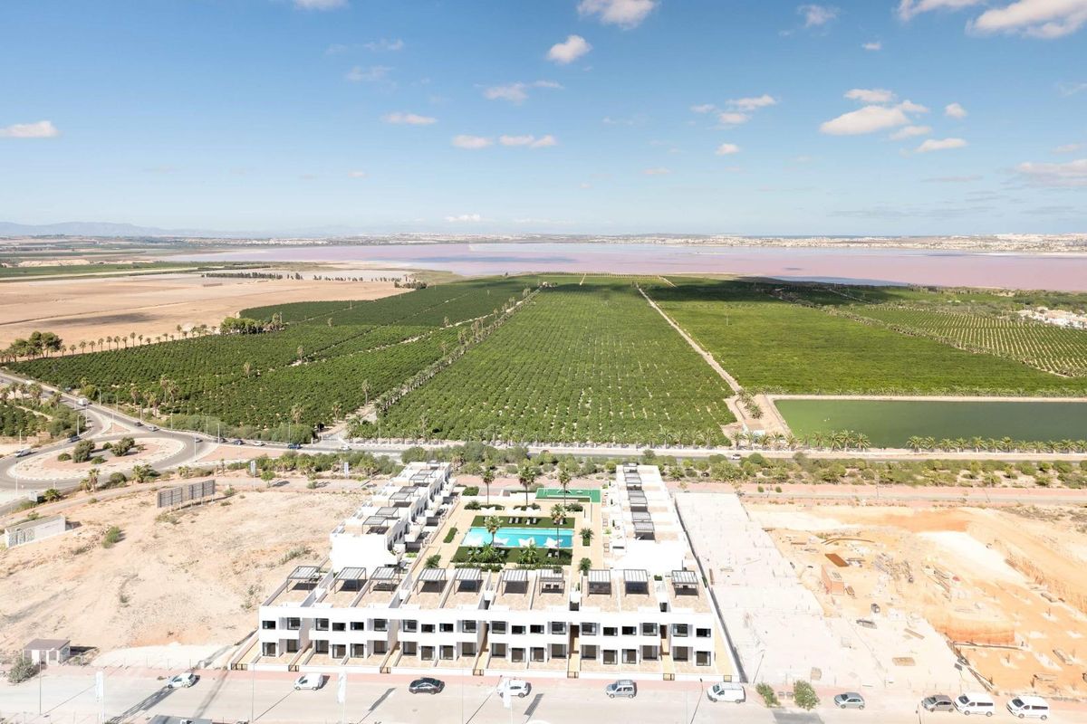 Nog een luchtperspectief van het vastgoed nabij Torrevieja met weelderige groene landschappen en waterpartijen.