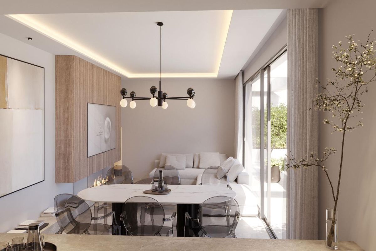 Chique keuken met moderne apparaten en uitzicht op de woonkamer in appartement in Estepona, Costa del Sol.