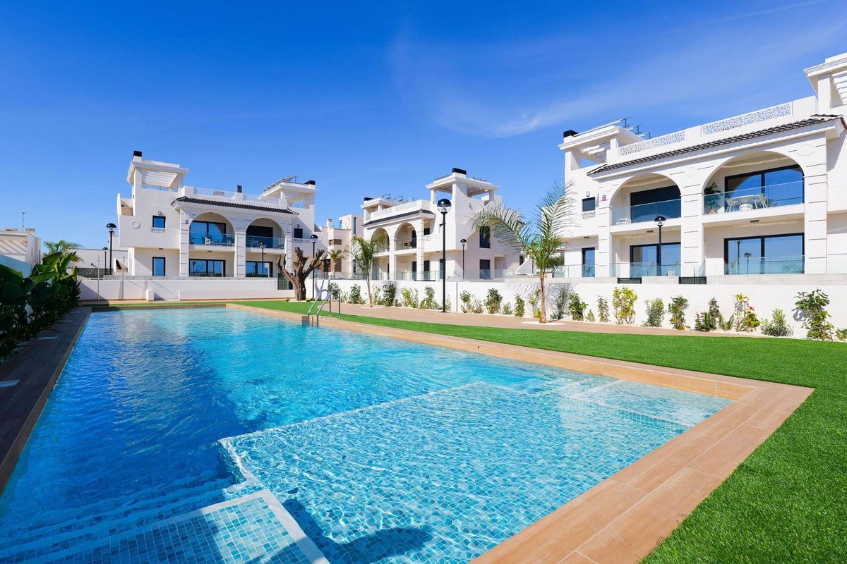 Buitenaanzicht van het appartementencomplex met een zwembad in Rojales, Costa Blanca Zuid, Spanje.