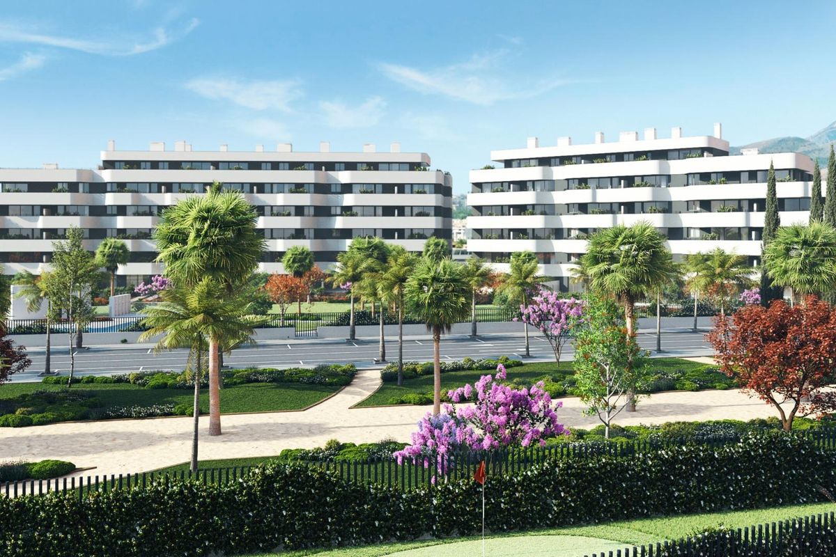 Modern appartementencomplex in Torremolinos, Costa del Sol, omgeven door tuinen en palmbomen.