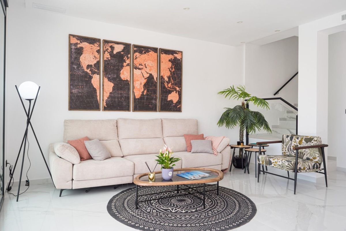 Moderne woonkamer met een beige bank en wereldkaartdecor in een 3-slaapkamer villa in San Pedro del Pinatar.