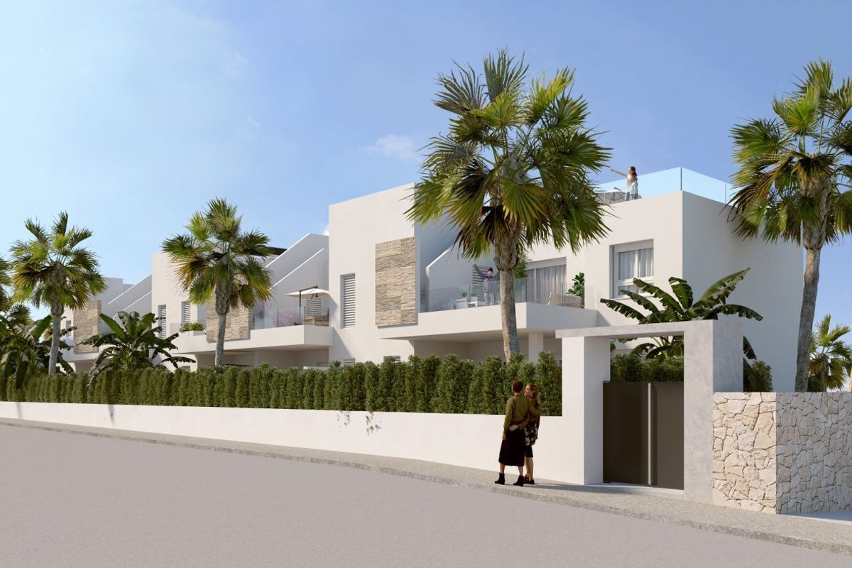 Buitenzicht van een modern appartementencomplex genesteld tussen groen in Algorfa, Costa Blanca Zuid.
