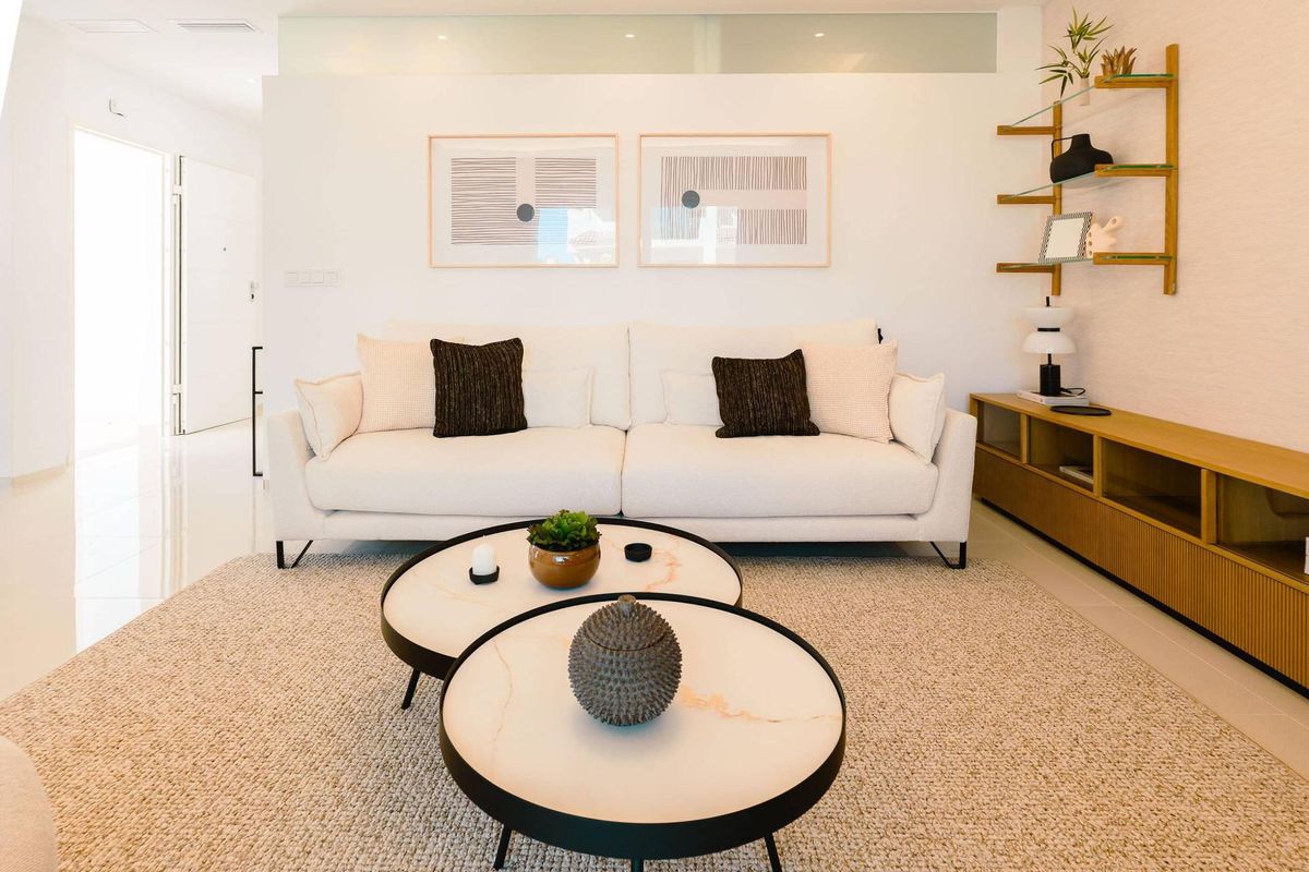 Stijlvolle woonkamer met moderne meubels in het Rojales 2-slaapkamer appartement.