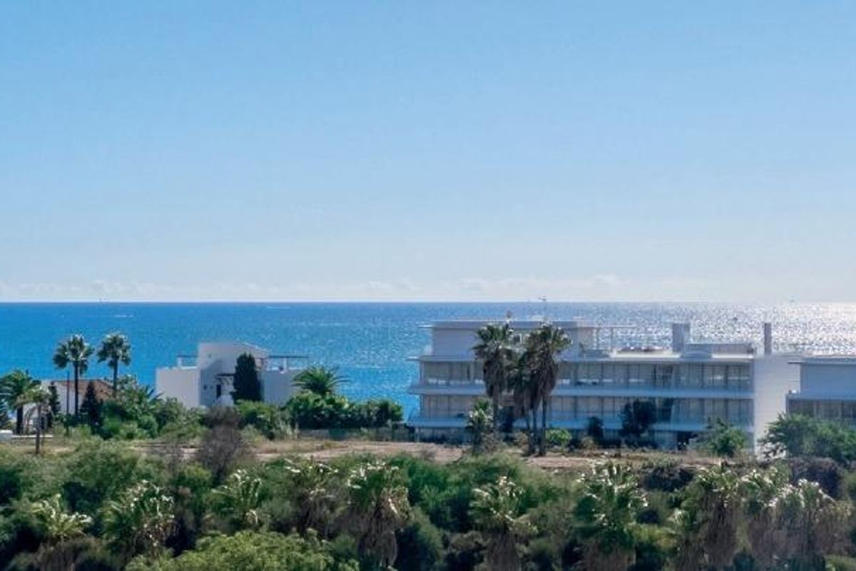 Indrukwekkend uitzicht op de oceaan dat de schoonheid van de kust van Estepona nabij het penthouse benadrukt.