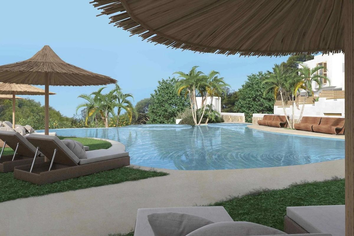 Aantrekkelijk zwembad met ligstoelen en palmbomen in de gemeenschappelijke ruimte van de townhouse in El Rafol D'almunia.