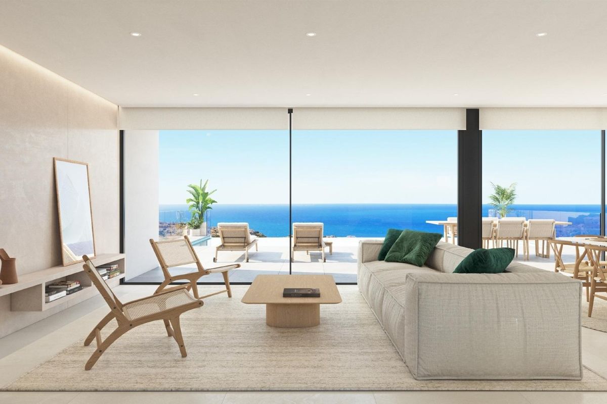 Helder woonkamer met panoramisch uitzicht op de oceaan en een gezellige zithoek in een villa in Costa Blanca Noord.