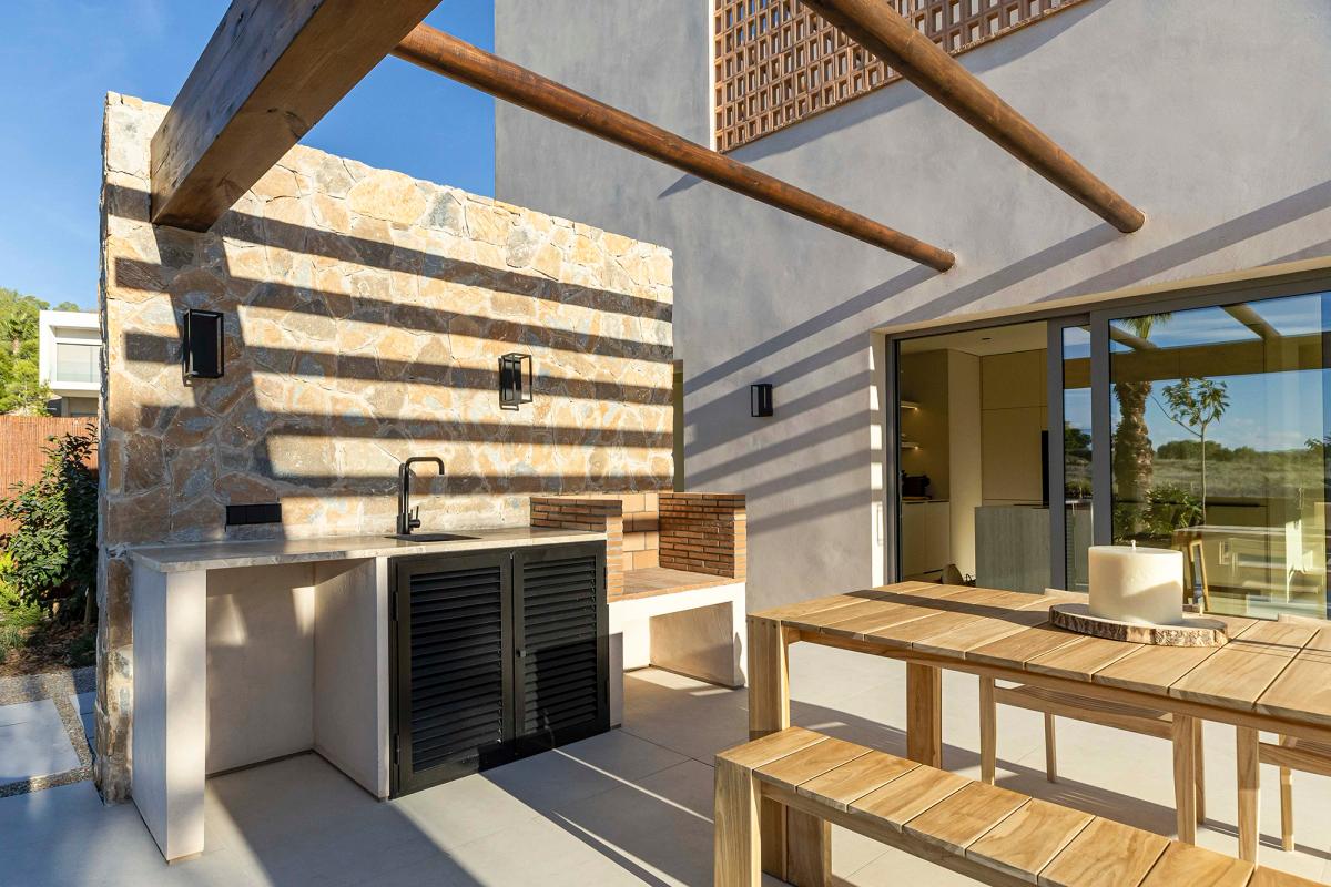 Wohnzimmer der Villa, mit großen Fenstern