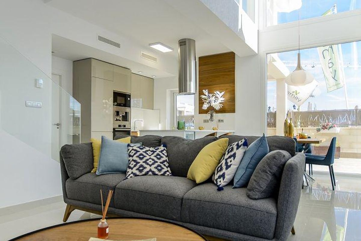 Stijlvolle woonkamer met grote ramen en modern meubilair in een 3-slaapkamer villa in Rojales.