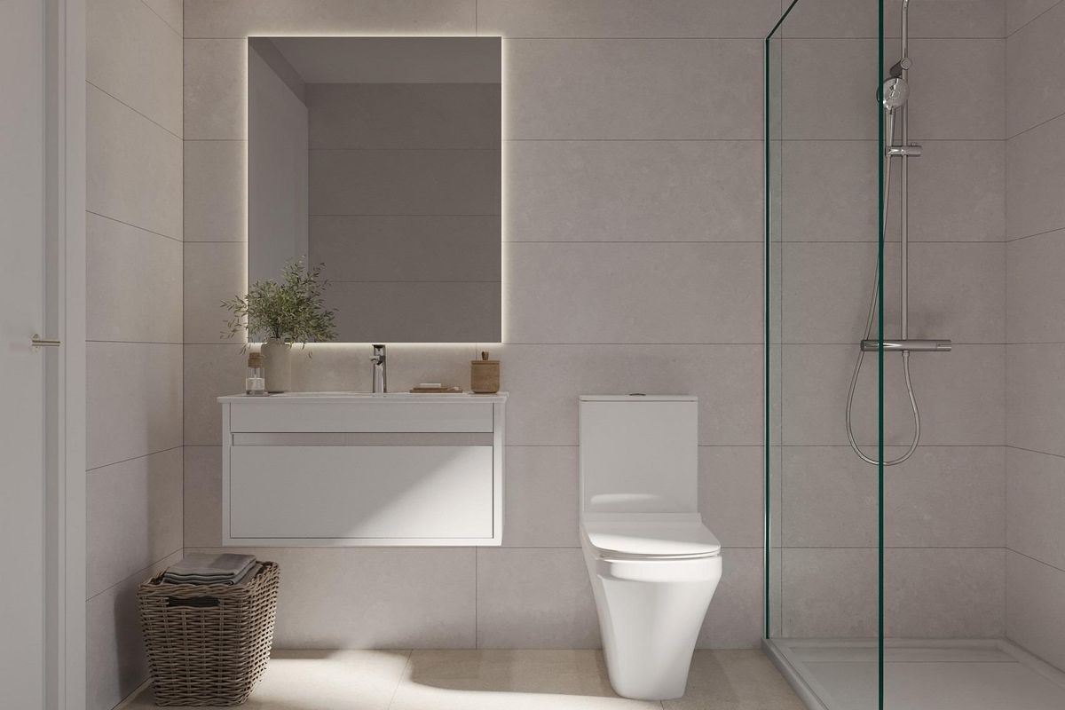 Strakke badkamer met hedendaagse stijl en grote inloopdouche in Estepona, Costa del Sol.