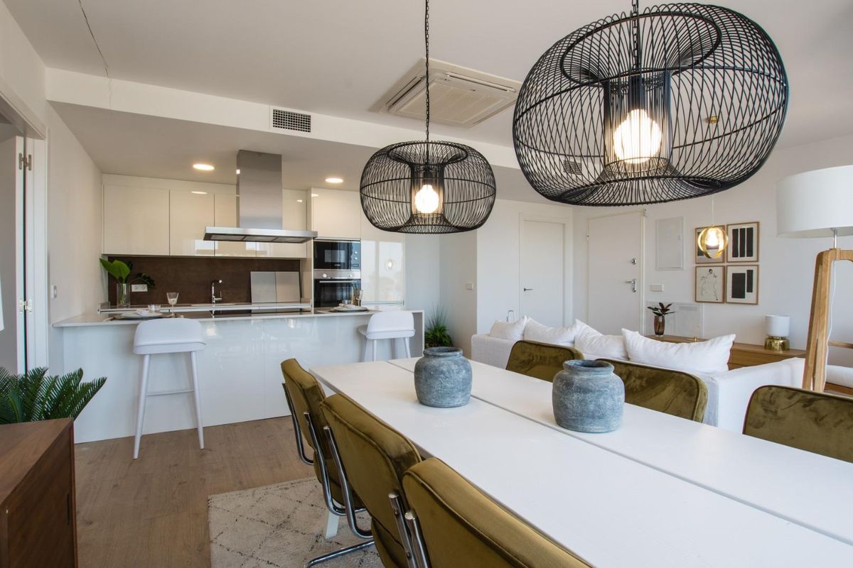 Elegante eetruimte met verlichting, onderdeel van een stijlvol appartement in Villajoyosa, Costa Blanca.