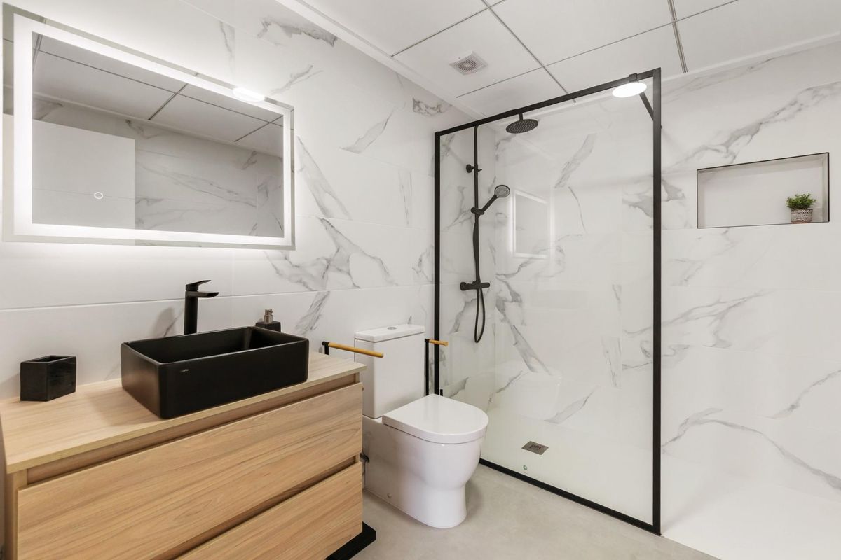 Stijlvolle badkamer met moderne armaturen en glazen douche. Gelegen in een townhouse in San Pedro del Pinatar, Spanje.