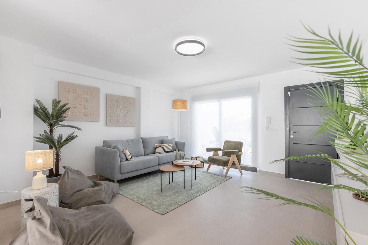 Gezellige zithoek in een 4-slaapkamer town house in Rafal, met zachte meubels en natuurlijk licht.