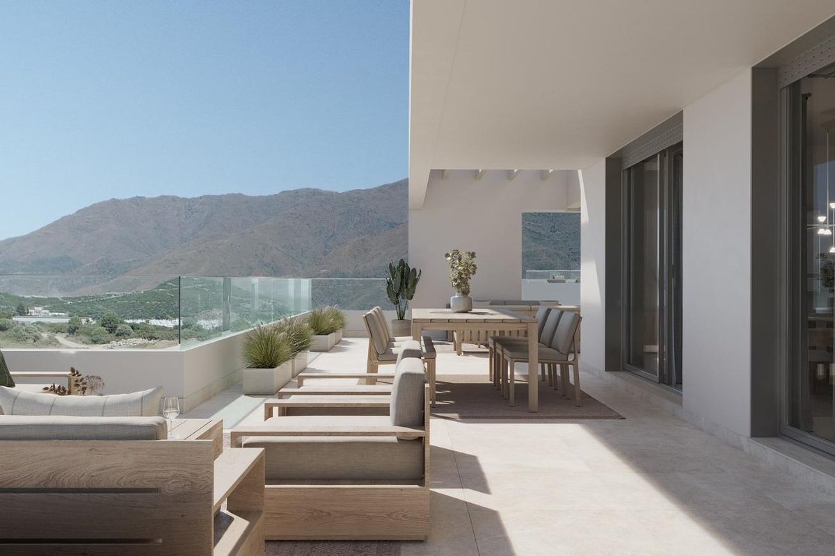Luxe terras met zitgedeelte en schilderachtig uitzicht op de bergen in Estepona, Costa del Sol, perfect voor ontspanning.