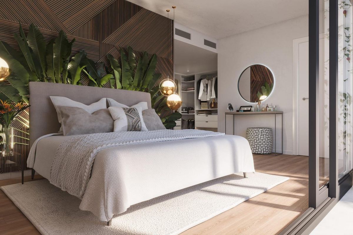 Gezellige slaapkamer met moderne decoratie en natuurlijk licht, met toegang tot buiten in een townhouse in Mijas.