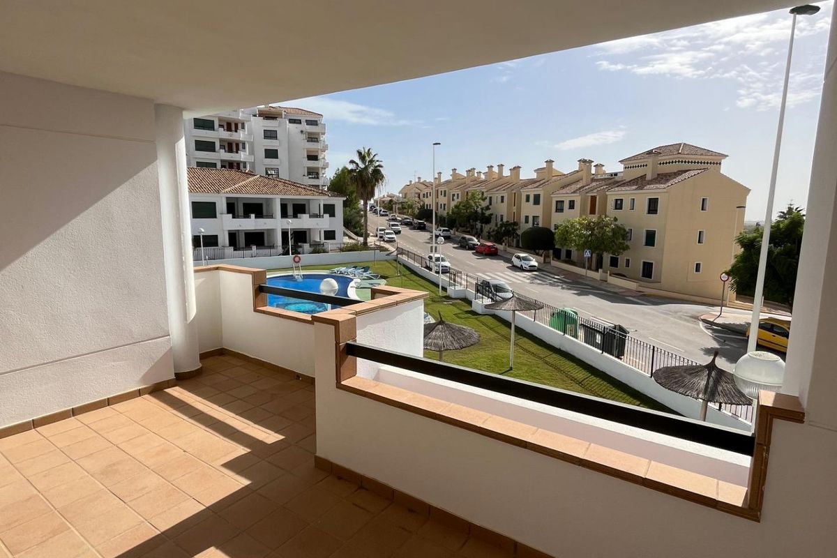 Een ander uitzicht vanaf het terras, met uitzicht op de omgeving van het appartement in Orihuela Costa.