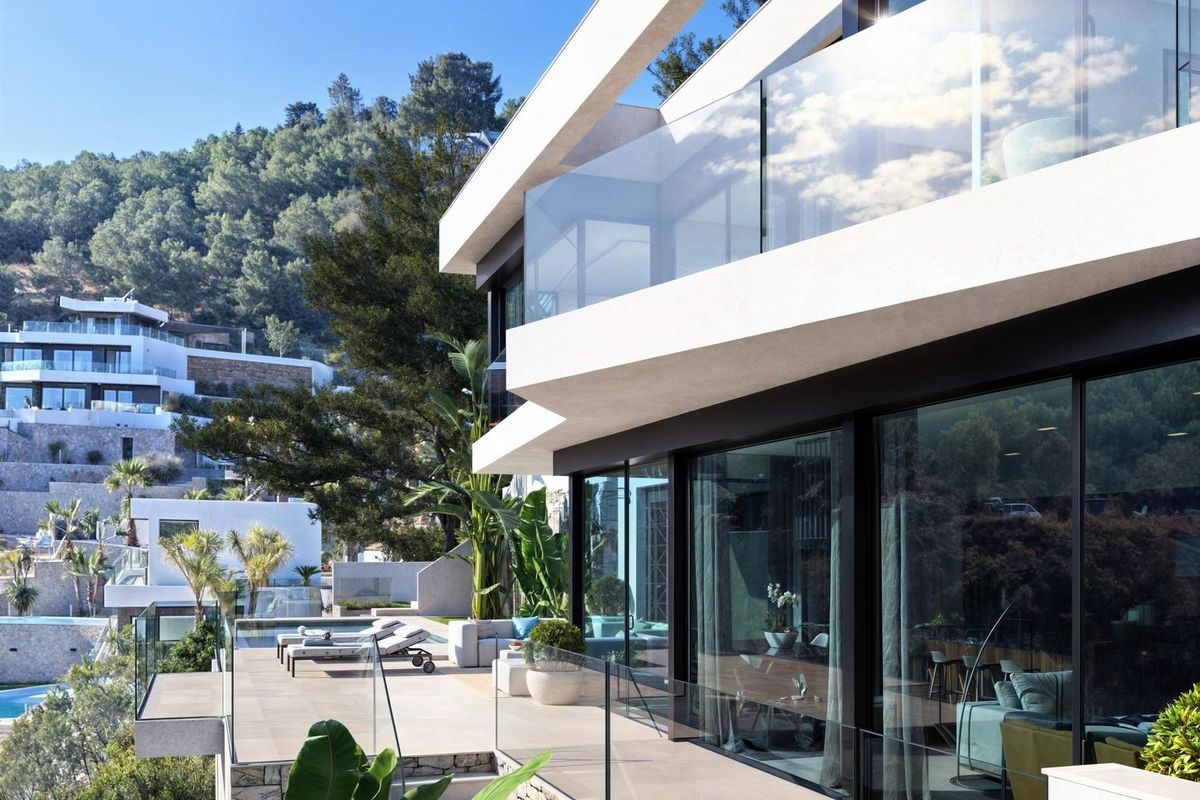 Gedetailleerd uitzicht op het terras van de 4-slaapkamer villa in Benissa, met comfortabele zitplaatsen en prachtig uitzicht op de kust.