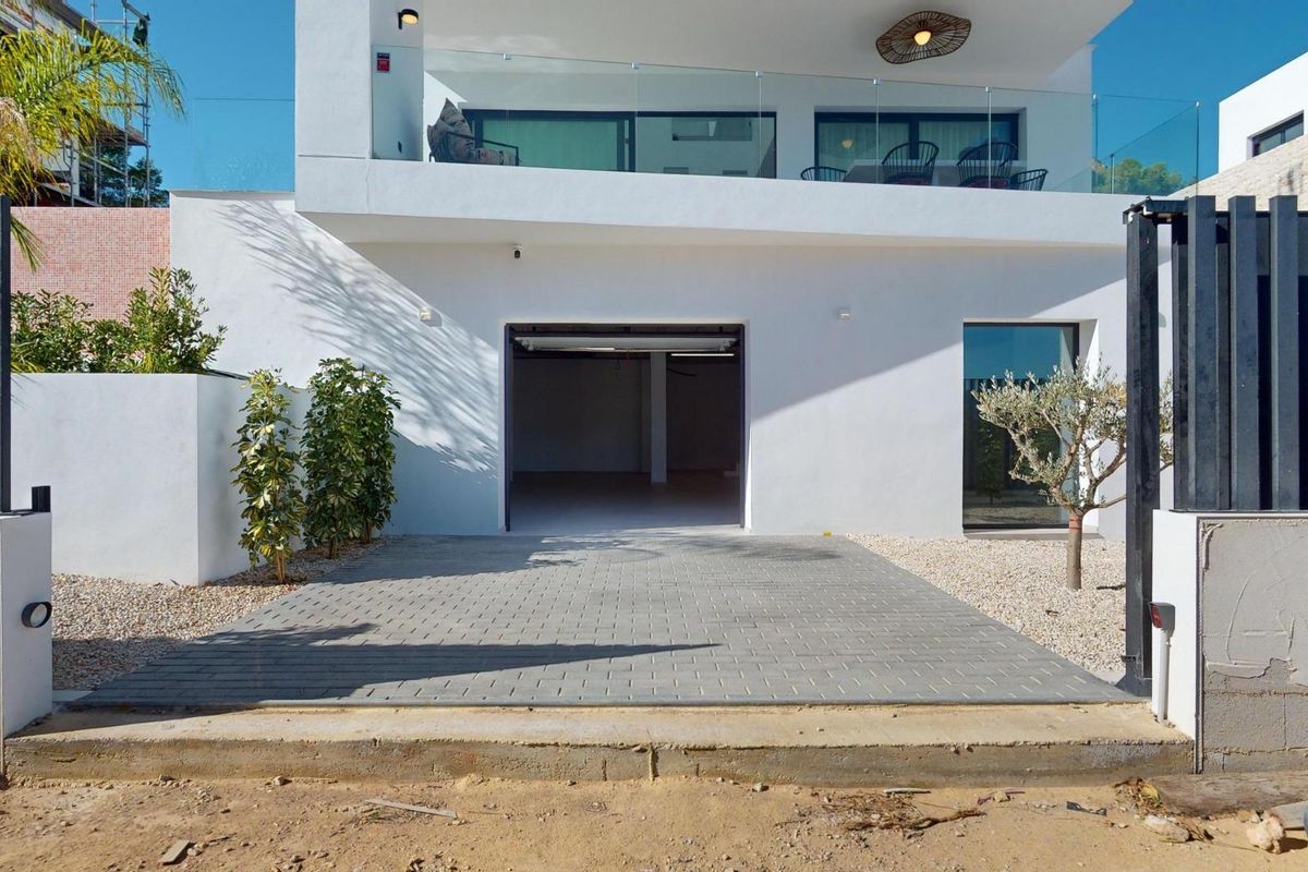 Ingang van een moderne villa met 3 slaapkamers in Polop, Costa Blanca Noord, met een ruime oprit.