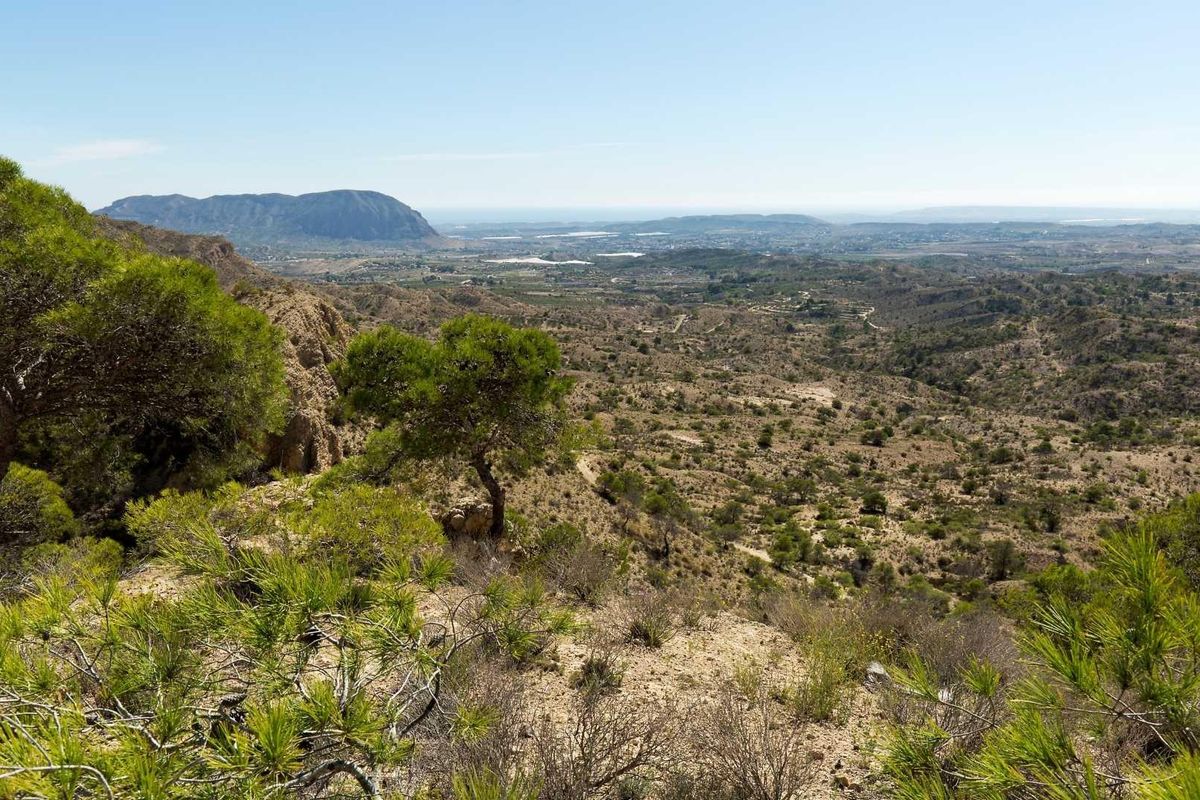 Schilderachtige uitzicht op Aspe, met het berglandschap nabij de 3-slaapkamer villa in Costa Blanca Zuid, Spanje.