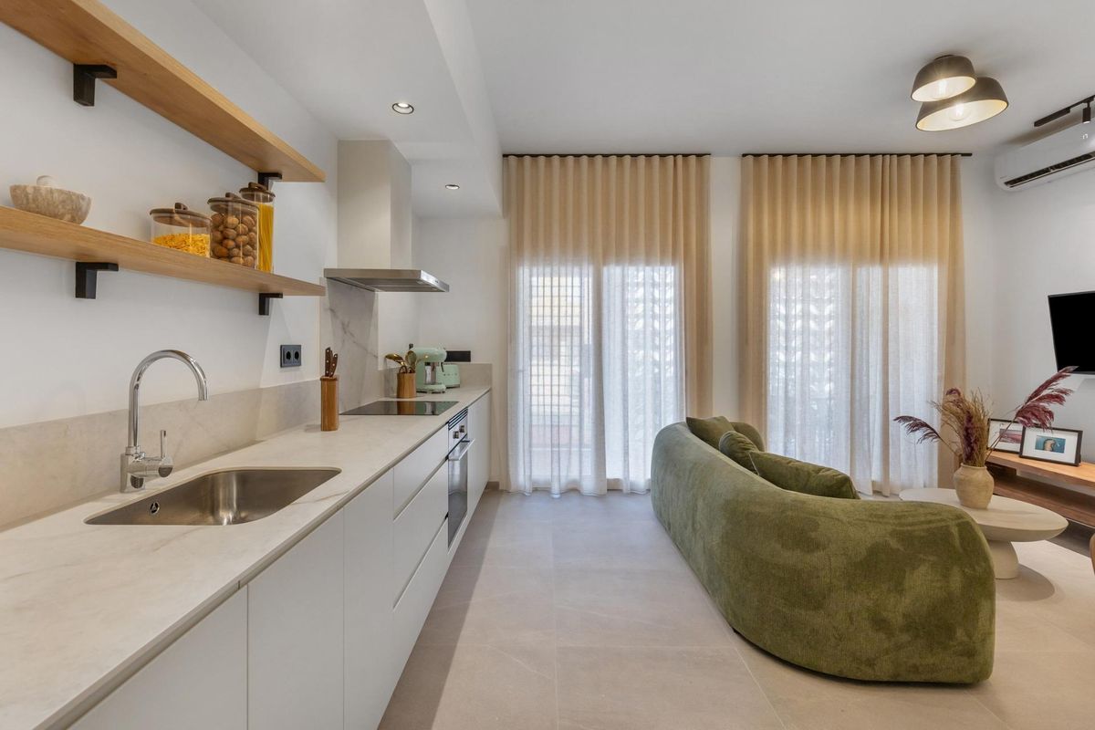 Ruime keuken met moderne apparaten en ontwerp in het appartement op de begane grond in Torrevieja.