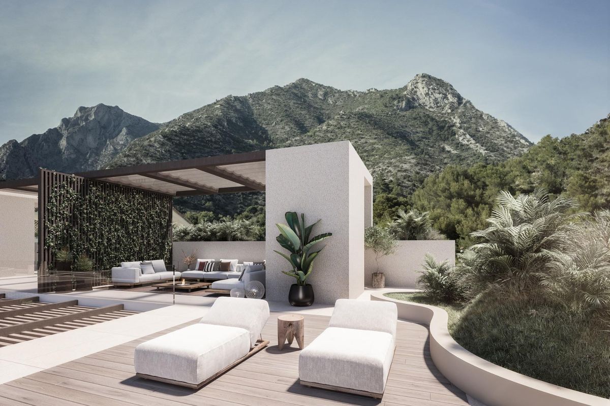 Elegante terras met ligstoelen en prachtig uitzicht op de bergen van een luxe villa in Marbella.