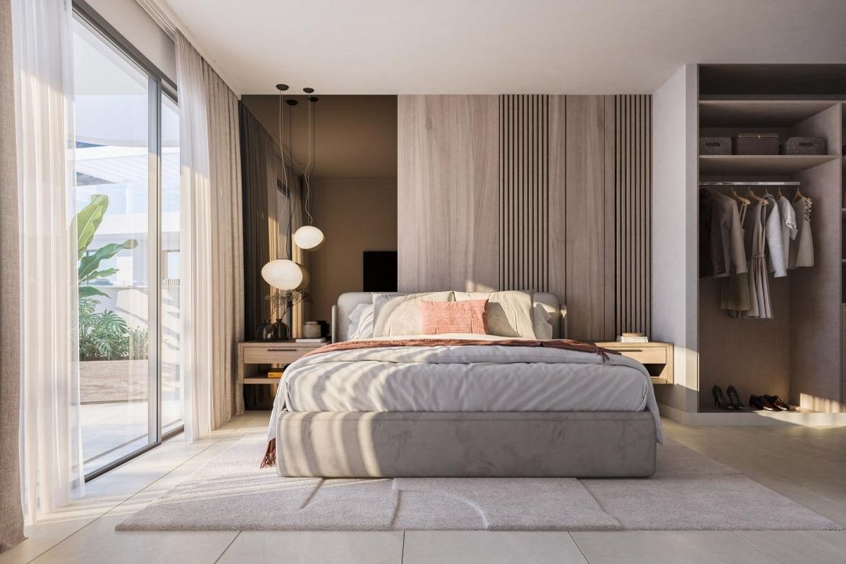 Elegante slaapkamer met moderne decoratie en natuurlijk licht in het penthouse in Estepona.