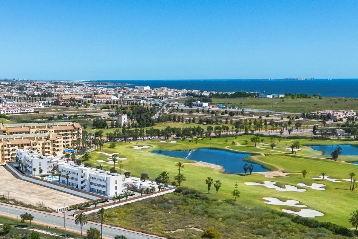 Luchtfoto van de golfbaan en het 2-slaapkamer appartementencomplex in Los Alcazares, Costa Calida.