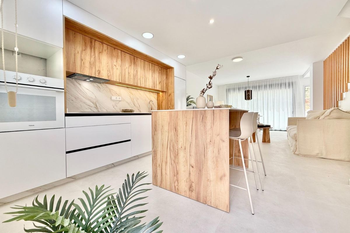 Stijlvol keukenoverzicht in een 2-slaapkamer woning in Cox, Costa Blanca Zuid, met moderne apparaten en houten afwerkingen.