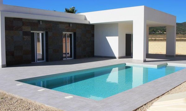 Buitenzicht op een moderne villa met 3 slaapkamers en een zwembad in La Romana, Costa Blanca Zuid, Spanje.