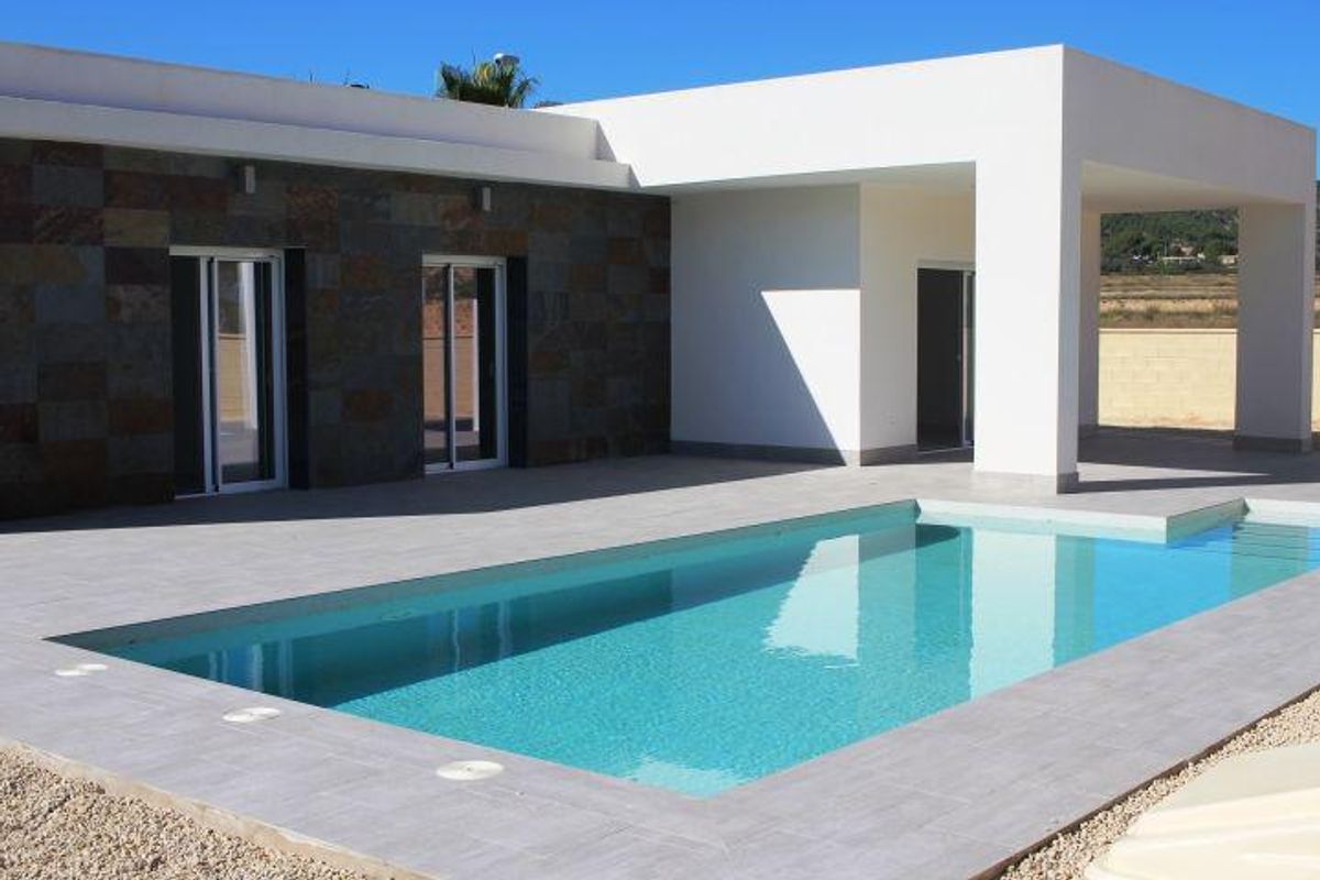 Buitenzicht op een moderne villa met 3 slaapkamers en een zwembad in La Romana, Costa Blanca Zuid, Spanje.