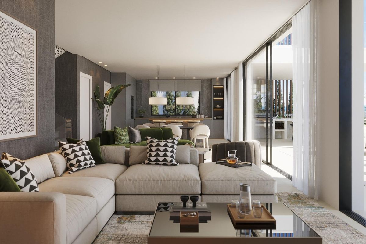 Moderne leefruimte met elegante meubels en grote ramen die uitzicht bieden op de zee in een villa in Estepona.