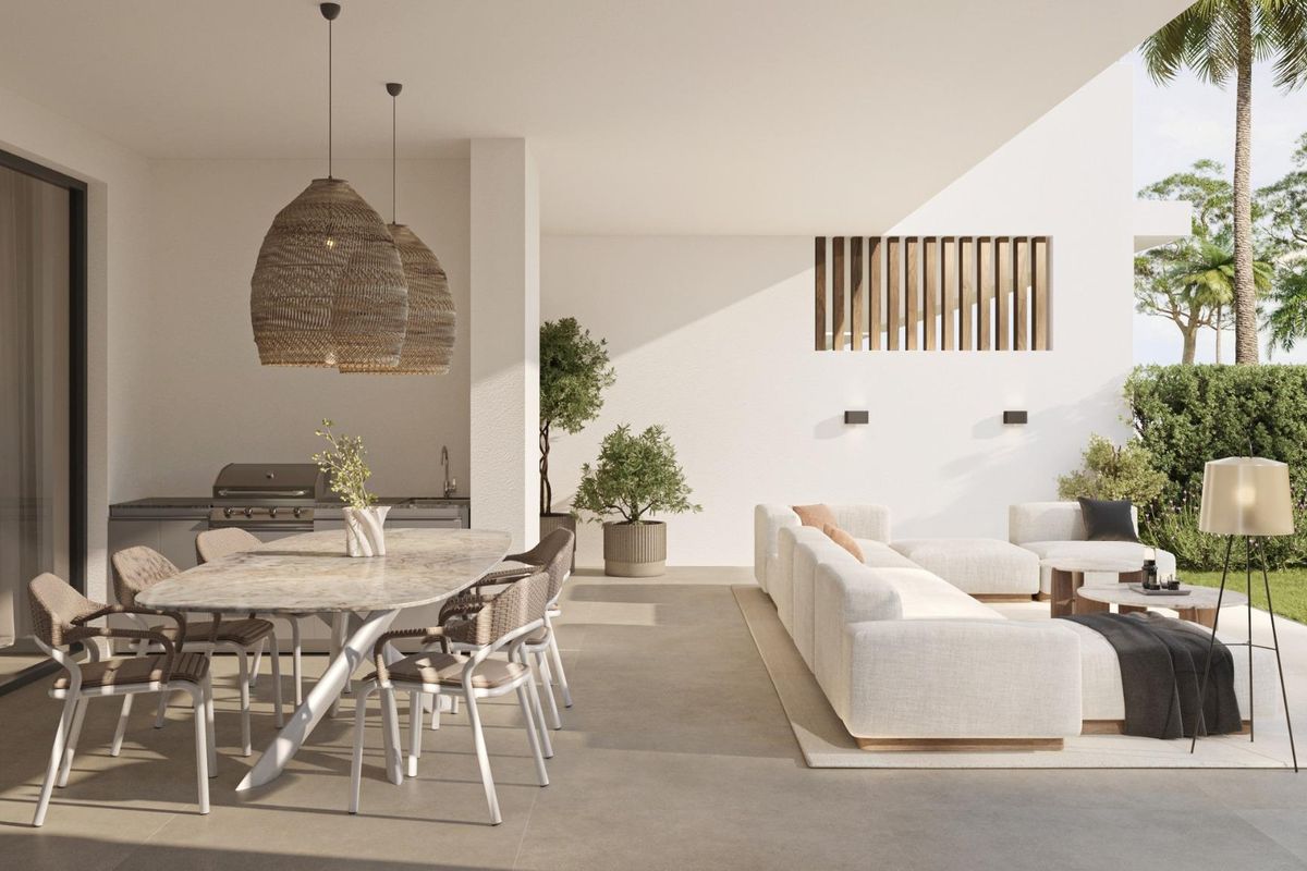 Moderne buiten eethoek met grill op het penthouse terras, perfect voor bijeenkomsten in Estepona, Costa del Sol.