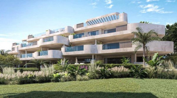 Stijlvolle buitenkant van een 3-slaapkamer penthouse in Estepona, met moderne architectuur en weelderig groen.