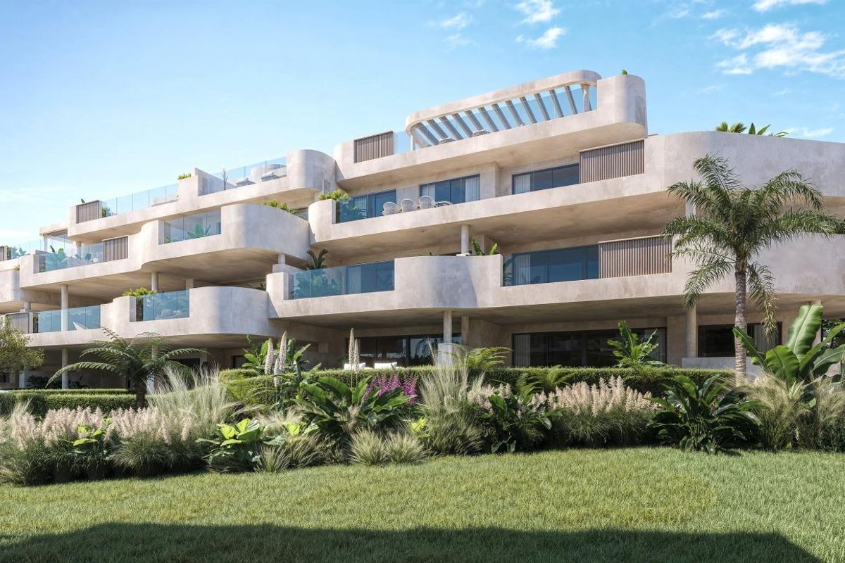 Stijlvolle buitenkant van een 3-slaapkamer penthouse in Estepona, met moderne architectuur en weelderig groen.