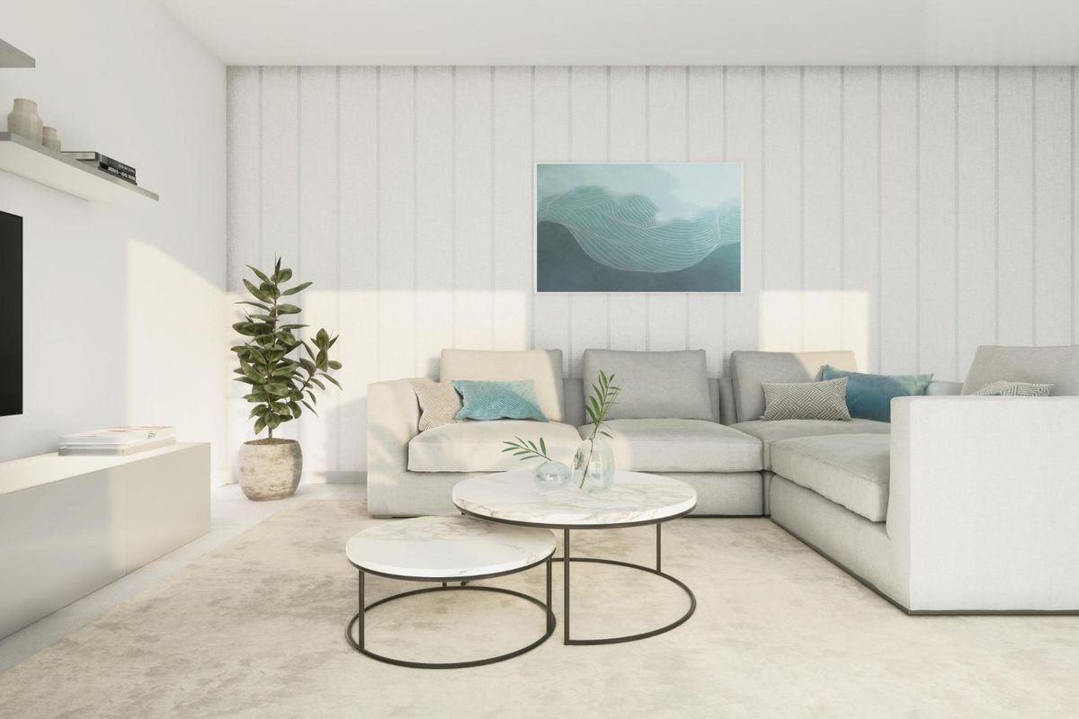 Stijlvolle woonkamer in Estepona met een lichtgrijze bank en decoratieve accenten.